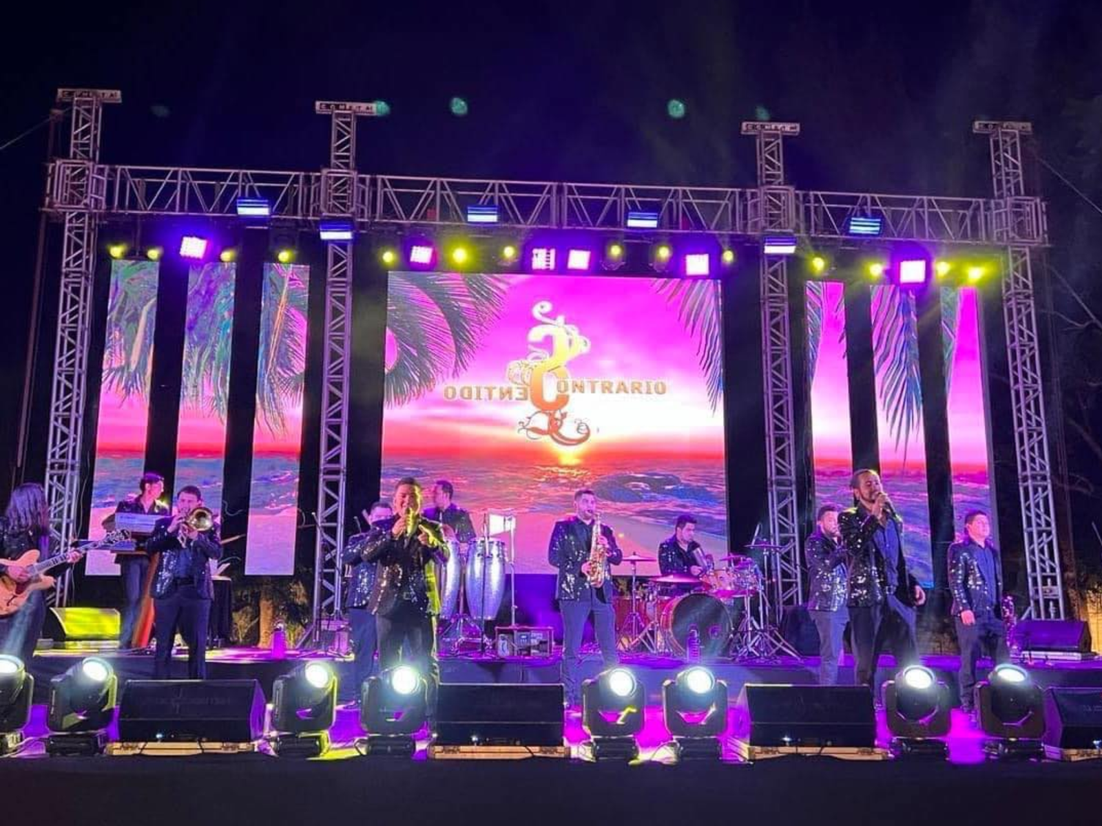 Integrantes de Sentido Contrario en escena durante un evento