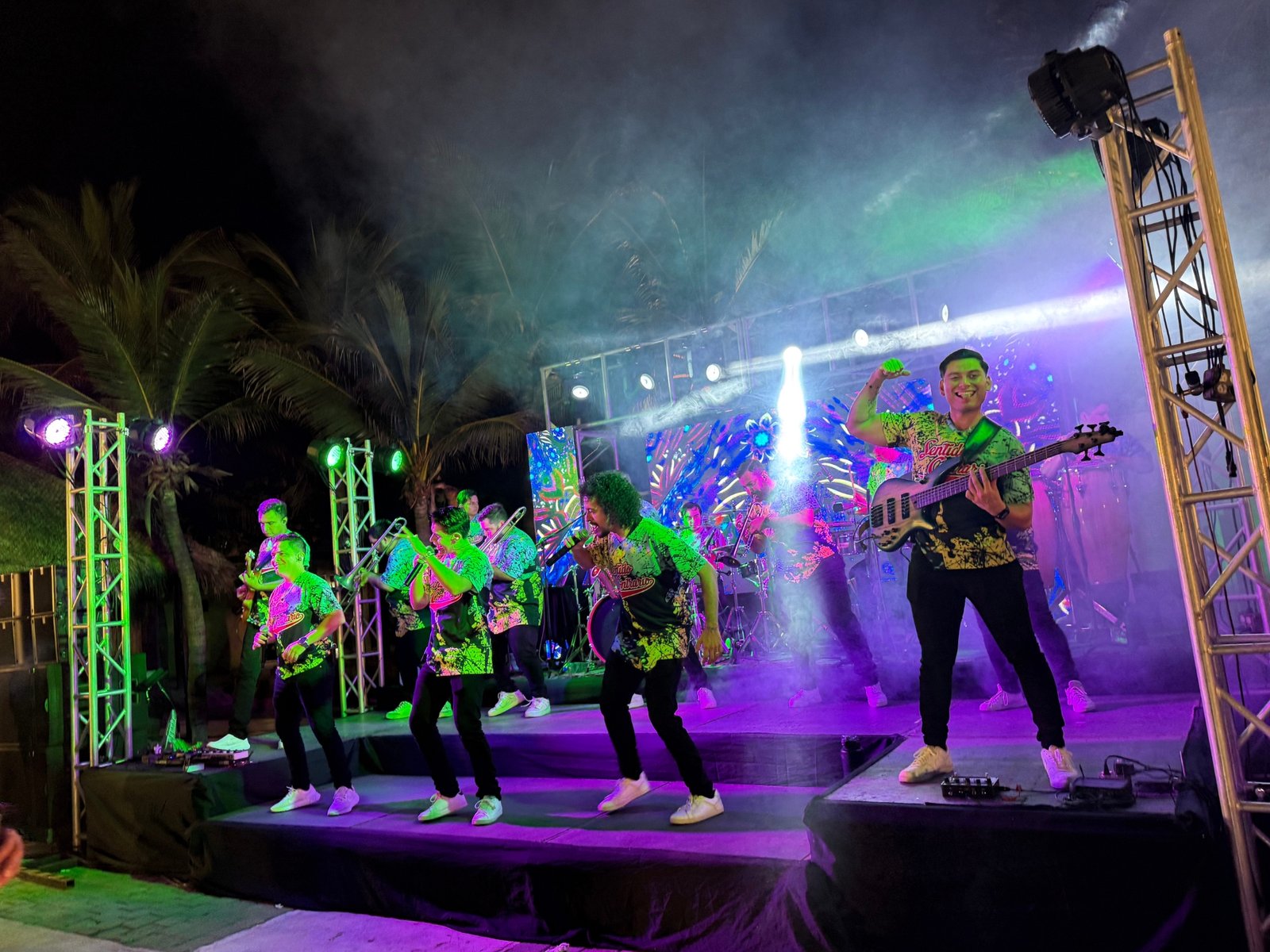 Invitados disfrutando del espectáculo en el evento