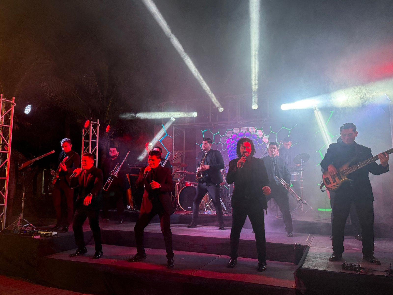 Ambiente de fiesta con grupo en vivo y público